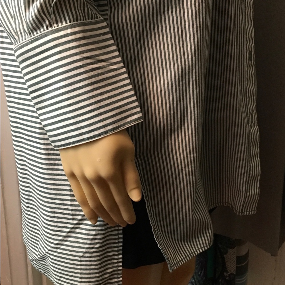 Button down blouse 👚 - Picture 5 of 8